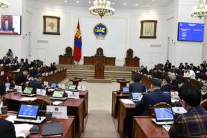 Эмч, багш нарын цалинг 75 хувь нэмсэн төсөв батлагдлаа